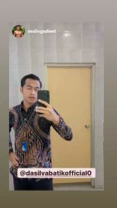 Baju Batik Pria Lengan Panjang: Desain Tradisional & Keindahan