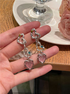 Sweet Cool Heart Tassel Earrings 2024 New Popular Small Design Sensation Spicy Girl High End Ear Jewelry Alloy Silver Gold