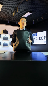 PADIEOE First-layer cowhide casual backpack fashionable genuine leather luxury light-weight dual-shoulder bag mens business trendy outdoor mens bag
