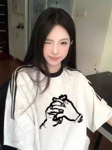 เสื้อยืดแขนสั้นผู้หญิงสไตล์อเมริกัน ทรงหลวม ดีไซน์สามแถบ แฟชั่นฤดูร้อน 2025 เสื้อผ้าทำงานแบบเรโทร ผ้าฝ้ายแท้ ระบายอากาศได้ดี