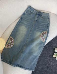 กระโปรงยีนส์เอวสูงปักลายแฟชั่นฤดูใบไม้ผลิและฤดูร้อนปี 2025 กระโปรงทรงเอเข้ารูปคลุมสะโพกกระชับสัดส่วนสำหรับผู้หญิงวัย 18-24 ปี