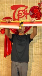 Tranh Liễn (30x90CM) Câu Đối Trang Trí - "Trai Gái Cười Vui Mừng Đón Tết Trẻ Già Hoan Hỉ Đón Xuân Sang"