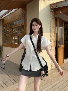 เสื้อเชิ้ตคอโปโลแขนสั้นสีขาวสำหรับผู้หญิงในช่วงฤดูร้อน เสื้อเชิ้ตทรงเข้ารูปเข้ารูปแบบเรียบง่ายที่สวมใส่ได้หลากหลาย เสื้อคาร์ดิแกนเปิดไหล่