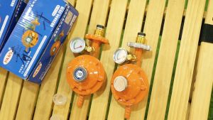 หัวปรับแก๊สแรงดันต่ำ ระบบเซฟตี้ รุ่น DN23 พร้อมสายแก๊ส 2 เมตร เข็มขัดรัดสาย 2 อัน มีเกจวัดแรงดัน