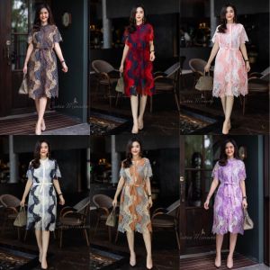 Maxi dress ผ้าลูกไม้เนื้อเงาเกรดพรีเมี่ยม มาพร้อมลายลูกไม้3Toneสวยมากค่ะ ดีเทลตอกมุกรอบคอสีเดียวกับชุดหรูสุดๆค่ะ มาพร้อมเชือกผูกเอว เดรสมีซับในทั้งชุด ใครที่มองหาชุดสวยๆเกรดขึ้นห้างใส่ออกงานหรูๆ ต้องตัวนี้เลยค่ะ มี​ 6 สี​ นต.โกโก้​ เลือดหมู​ ชมพู​ กรม​ นต