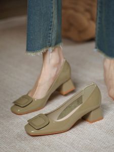 อินเทรนด์ แบรนด์ของแท้ หนัง รองเท้าเดี่ยวผู้หญิง 2024 ฤดูใบไม้ผลิ ฤดูใบไม้ร่วง ใหม่ส้นหยาบหัวเหลี่ยมทาสี หนัง หลากหลาย Low Cut นุ่ม หนัง รองเท้าส้นสูงกลาง