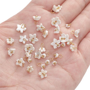 5ชิ้นจี้ลูกปัดจี้รูปดอกไม้เรซินมินิสีขาวสำหรับสร้อยข้อมือทำด้วยมือสร้อยข้อมือสร้อยคอต่างหูพวงกุญแจอุปกรณ์การทำเครื่องประดับหัตถกรรม DIY