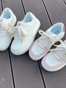 รองเท้าสีขาว 2025มาใหม่ รองเท้าผ้าใบผู้หญิง รองเท้านักเรียน พื้นหนาเพิ่มความสูง รองเท้าน่ารักๆสไตล์เกาหลี ไซส์ 35-42