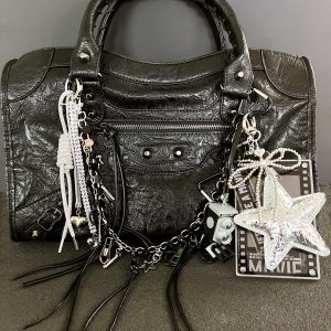 กระเป๋าคาดเอวแบบมีโซ่พร้อมห้อยจี้รถมอเตอร์ไซค์สไตล์สตรีทแวร์หวานและเท่สำหรับผู้หญิงในฤดูใบไม้ร่วงปี 2024