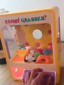 Mesin Tangkap Mainan Mini Kanak Kanak Elektrik Rumah Comel Guna Syiling Hadiah Gula Gula Patung Mainan Lelaki Perempuan (Free10Dolls) Kids Mini Claw Machine Small Household Coin Clip Doll Electric Fun Toys 迷你抓娃娃机小型家用投币夹娃娃公仔扭蛋糖果电动男女孩玩具 A072