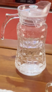 Bình Thủy Tinh Đựng Nước Deli YZH-Trong 1700ml – Thiết Kế Vân Nổi Sang Trọng Có Quai Cầm