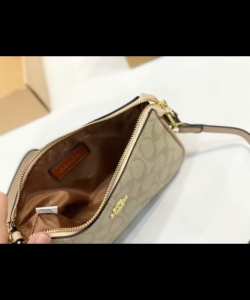 Túi xách thời trang Vinkyshoptk nhiều màu sắc Kích thước: 22 x 12 x 5 cm Phong cách thời trang hàng ngày mã F553