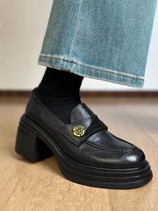 Find First Silent Bottom Layer Cowhide Camellia Thick Heel Womens Loafers High Heels Small Leather Shoes Single Shoes