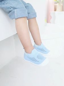 รองเท้าหัดเดิน รองเท้าเด็กทรงผ้าใบ สีสันสวย มีกันลื่น ใส่สบาย น้ำหนักเบา ระบายอากาศรอบตัว A26 ราคาเรียบว่า 2,500-3,500 บาท