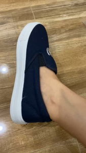 Giày thể thao nam màu xanh đậm kiểu slip-on với logo và họa tiết trắng đế trắng size 38-44 mã M06.