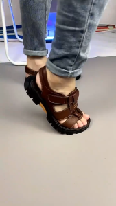 รองเท้าแตะสำหรับผู้ชายใหม่ รองเท้าชายหาดลำลอง รองเท้าแตะสำหรับขับรถไปและกลับจากที่ทำงาน วัสดุพีวีซี สีทึบเรียบง่าย สไตล์ธุรกิจ พื้นรองเท้าหนา กันน้ำและกันลื่น