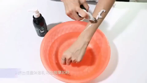 Niacinamide shower gel volcanic mud whitening bath soap moisturizing nourishes the skin to improve uneven skin tone dull skin mild non-irritating 250ML