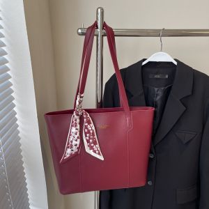 กระเป๋าสะพายไหล่หนังนิ่มขนาดใหญ่สีแดงสำหรับผู้หญิง กระเป๋าถือแบบสะพายไหล่เดียว กระเป๋าถือแบบลำลอง ฤดูใบไม้ร่วง 2024 กระเป๋าสะพายไหล่หนัง PU ขนาดใหญ่