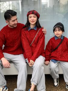 เสื้อสเวตเตอร์ถักสีแดงสดสำหรับครอบครัวในฤดูหนาว เสื้อผ้าเด็ก ชุดครอบครัว ชุดเด็ก ชุดวันหยุด สไตล์ย้อนยุค เสื้อผ้าเด็ก