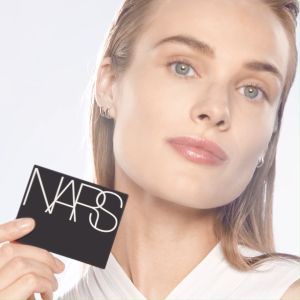NARS Light Reflecting™ Pressed Setting Powder 10gr - Bedak Padat yang lembut untuk mengunci makeup dengan hasil translucent untuk menutup pori pori diperkaya dengan vitamin E dengan Glycerin