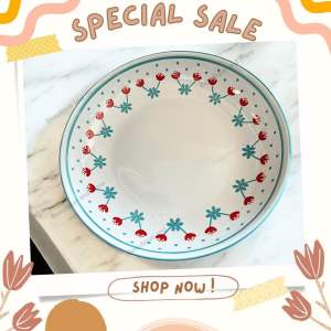 BnM จานลายดอกไม้ กระเบื้อง เซรามิค ทรงบัว 8 นิ้ว เคลือบ ลายสีฟ้าแซมแดง สวยงาม มื้ออาหารและโต๊ะอาหาร เข้าไมโครเวฟได้