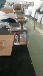 เครื่องแยกน้ำมัน สกัดน้ำมันใช้ในครัวเรือน แบบมือหมุน รุ่น:ZB10764📍 มีพร้อมส่ง