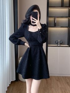 ชุดเดรสคอวีสีดำสไตล์ Hepburn ทรงเอเอวสูง ดีไซน์แฟชั่นฤดูใบไม้ผลิ ชุดเดรสยาวคลุมเข่า ดีไซน์แฟรี่