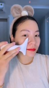 icon video play     icon arrow left boldicon arrow right bold Chia sẻ:  0 Product Information Section Máy Nâng Cơ MặtCổMáy massage mặt chống nhăn và trẻ hóa làn da 3 LED Rung EMS Thiết Bị Làm Đẹp Cổ và mặt Nâng Cơ.