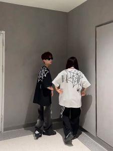 เสื้อยืดคอกลมสำหรับผู้ชาย เสื้อยืดพิมพ์ลายแมงมู่เสื้อยืดแขนสั้นสำหรับคู่รักเสื้อควินไทยที่เปิดไหล่ปล่อยตัวอักษรไซส์ใหญ่ พิเศษ