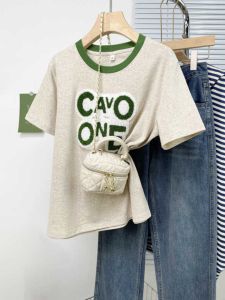 เสื้อยืดแขนสั้นผ้ากำมะหยี่สไตล์อเมริกันสำหรับผู้หญิงในช่วงฤดูร้อน ทรงหลวมสบายๆ ดีไซน์ใหม่ สีบล็อก คอกลม