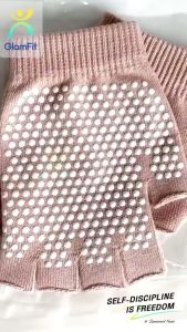 ถุงมือ พิลาทิส โยคะ ฟิตเนส กันลื่น เกรดพรีเมียม กระชับมือ ใส่สบาย ระบายอากาศดี ฝึกโยคะได้นานขึ้น ฟรีไซส์  ถุงมือนี้ออกแบบมาสำหรับคนรักกีฬา