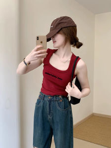 เสื้อกั๊กสายเดี่ยวสีแดงเซ็กซี่สำหรับผู้หญิงในช่วงฤดูร้อน เสื้อแขนกุดคอเหลี่ยมพิมพ์ลายตัวอักษรสั้นเก๋ไก๋และไม่ซ้ำใคร