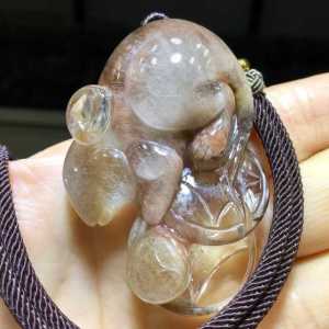 Pure natural crystal zodiac rat pendant. The crystal is transparent. The rat brings good fortune and prosperity 🙏 Luck is abundant money can be counted generation after generation. The exquisite craftsmanship makes it very appealing.