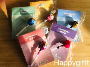 ของขวัญ อมยิ้ม คละรส สุ่มสีกระดาษ ซึ่งเป็นของขวัญปัจฉิม อมยิ้มปัจฉิม คละรส สูงสุด!