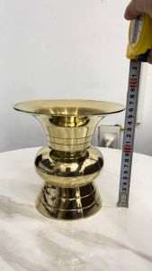 Ống nhổ bã trầu bằng đồng đúc miệng loe kiểu dáng xưa màu vàng cao 17cm đk miệng 17cm nặng 1kg