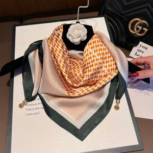 Khăn Choàng Lụa Satin Mới 2025 Cho Nữ Xuân Thu Khóa Từ Tròn Trang Trí Tam Giác Khăn Choàng Cổ Đa Năng Họa Tiết Hoa