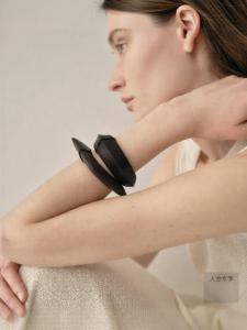 INSIS FEMME | Elegant Hand-polished Oval Opening Bangle