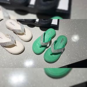 QLshop มาใหม่ 3 สี รองเท้าแตะแฟชั่น ทรงเสริมส้นแบบหูหนีบ พร้อมส่ง และงานสวยจึ้ง