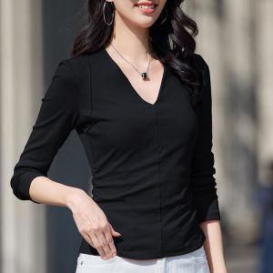 เสื้อยืดคอกว้างแขนยาวสีดำ ทรงเข้ารูป เสื้อเชิ้ตผู้หญิง แฟชั่นฤดูใบไม้ร่วง 2025 ใหม่ ดีไซน์เก๋ไก๋ ใส่ได้ทุกฤดูกาล เสื้อชั้นใน