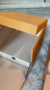 กล่องใส่จิวเวลรี่ นาฬิกา สร้อย แหวน กำไรข้อมือ ต่างหู จี้ และเครื่่องประดับอื่นๆ สภาพสวยงาม