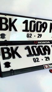 Plat Nomor Mobil Timbul FONT FE NEW LANCIP HITAM Free Cover dengan Label Merk Mobil