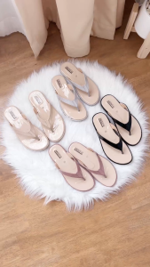 Acasey รองเท้าสุขภาพผู้หญิง รองเท้าแตะสวม หูคีบ ผ้าแก้ว เงาวาวสไตล์มินิมอล 944-01