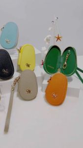 `CHNiiNiN กระเป๋าใส่พวงกุญ รุ่น BONDI key zip เพียง 6,000 บาท สำหรับผู้ที่มีสายคล้องมือ พร้อมสั้นเพื่อใช้งาน`