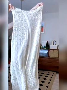 Desain Gaun Romantis dengan Rok Panjang Belahan Belakang & Gaun Rompi Rajutan Berlapis
