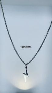 Kalung Titanium Liontin Petir Silver Elegan Aksesoris Pria Dan Wanita Antikarat Terbaru