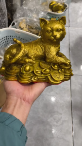 Tượng mèo phong thuỷ nằm trên bệ tiền chất liệu bằng đồng vàng SA0950