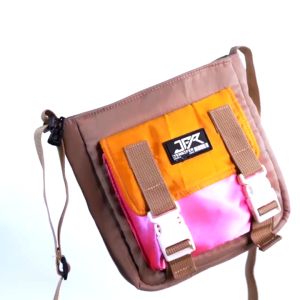 Tas Selempang Stylish & Nyaman: Tas Selempang Polyester JFR Malla Sling Bag JTA18\\n\\n Spesifikasi & Keunggulan\\n\\n Dimensi & Volume\\n\\nTas selempang ini memiliki dimensi 20 x 19 x 4,5 cm dan volume sebesar 12 liter. Ukuran yang pas untuk membawa barang-barang penting Anda saat bepergian atau bekerja.\\n\\n Material & Fitur Produk\\n\\nTas selempang ini terbuat dari bahan polyester 1000D Cordura yang kuat dan tahan lama. Selain itu, tas ini juga dilengkapi dengan webbing, micron fabric lining, YKK zipper, acetal accessories, dan rubber logo. Dengan fitur-fitur tersebut, tas selempang ini sangat cocok untuk Anda yang mencari tas selempang ringan dan nyaman.\\n\\nFitur produk lainnya meliputi:\\n\\n- 1 kompartemen utama dan pembagi\\n- 1 extra kantong di depan\\n- Tali webbing yang dapat disesuaikan hingga maksimal 110 cm\\n\\n Keuntungan Berbelanja di Toko Kami\\n\\n Belanja Langsung Dari Produk Lokal Indonesia\\n\\nDengan membeli tas selempang ini di toko kami, Anda dapat membantu mendukung industri lokal Indonesia. Selain itu, bahan-bahan yang digunakan dalam pembuatan tas selempang ini juga berkualitas dan mewah.\\n\\n Garansi Pengembalian 100%\\n\\nJika produk yang Anda pesan tidak sesuai dengan harapan, kami memberikan garansi pengembalian 100%. Kami juga memberikan jaminan selama 2 minggu jika barang yang Anda beli mengalami kerusakan pada saat produksi.\\n\\n Bonus Box Exklusif & Pengiriman Tepat Waktu\\n\\nDengan membeli tas selempang ini di toko kami, Anda juga akan mendapatkan bonus box eksklusif yang cocok untuk kado atau dompet. Selain itu, pengiriman akan selalu diutamakan tepat waktu dan semua orderan akan kami packing secara rapi dan rapat.\\n\\n Cara Menggunakan Tas Selempang Stylish & Nyaman\\n\\nTas selempang ini sangat mudah digunakan. Anda hanya perlu memasukkan barang-barang penting Anda ke dalam kompartemen utama dan pembagi, serta memanfaatkan extra kantong di depan. Tali webbing yang dapat disesuaikan hingga maksimal 110 cm juga memudahkan Anda untuk mengatur panjang tali sesuai dengan kenyamanan Anda.\\n\\nDengan tas selempang ini, Anda bisa tampil lebih stylish dan nyaman saat bepergian atau bekerja. Selamat berbelanja!\"