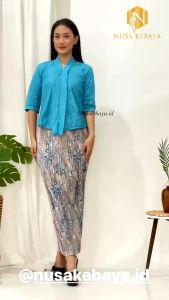 Kebaya Wisuda Modern Bahan Brukat Set Rok Plisket Batik Varian Warna Ready Jumbo / Setelan Baju Kebaya Kutubaru Untuk Wisuda Kondangan Seragaman Pesta Tunangan Nikah Natal Imlek Sekolah Kerja Upacara Kartini ( Floy Pendek Brukat ) Nusa Kebaya Terlaris