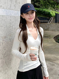 เสื้อยืดคอกลมแขนยาวถักสีขาวสไตล์เรียบง่ายสำหรับผู้หญิงในฤดูใบไม้ร่วงและฤดูหนาว เสื้อเชิ้ตคอกลมคอวีสวมใส่สบาย