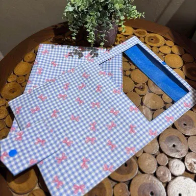 Cover buku pink ini adalah pilihan yang tepat untuk anda yang ingin melindungi buku kesihatan ibu dan anak anda. Dibuat secara handmade dengan menggunakan bahan kapas yang berkualiti cover buku ini mempunyai pelbagai corak yang menarik dan pasti akan men